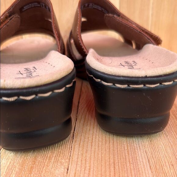 Women Clark’s Ultimate Brown Sandals size 6 main image 4